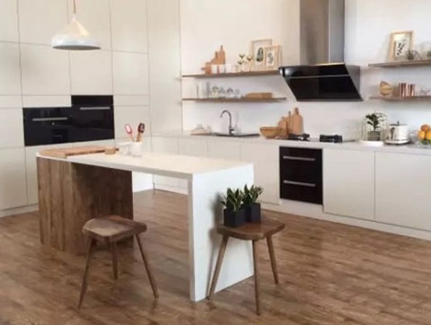 廚房地面只能用瓷磚?其實木地板一樣可以上陣! 廚房地面只能用瓷磚?其實木地板一樣可以上陣!