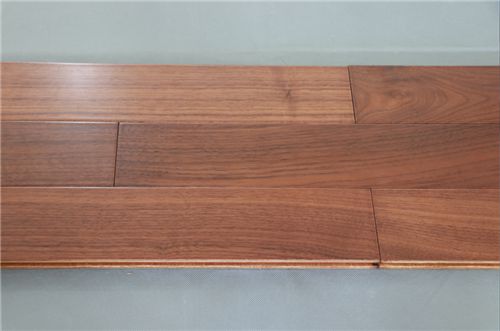 產品測評:林昌黑胡桃人字拼實木復合地板 產品測評:林昌黑胡桃人字拼實木復合地板