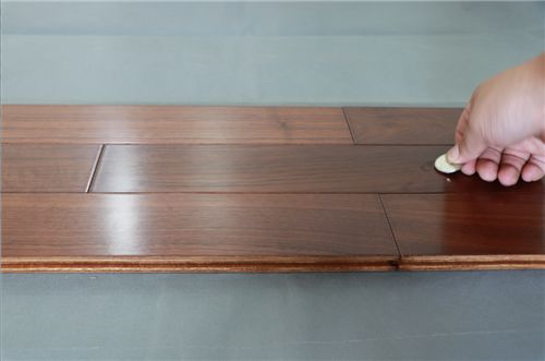 產品測評:林昌黑胡桃人字拼實木復合地板 產品測評:林昌黑胡桃人字拼實木復合地板