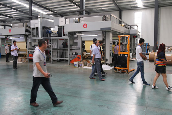 千山木業(yè),內(nèi)外兼修,創(chuàng)全國(guó)知名品牌 千山木業(yè),內(nèi)外兼修,創(chuàng)全國(guó)知名品牌