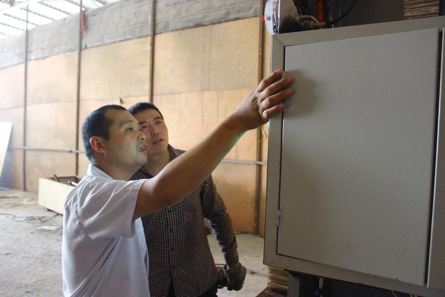 品牌技術|宏達木業細木工板區域新預壓機正式投入運行 品牌技術|宏達木業細木工板區域新預壓機正式投入運行