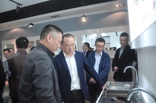 品牌日記|平陽縣縣委書記蒞臨銀晶衛(wèi)浴考察指導(dǎo) 品牌日記|平陽縣縣委書記蒞臨銀晶衛(wèi)浴考察指導(dǎo)