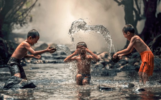 海爾雙增壓零冷水熱水器TR7，水流即刻沖走汗水和暑氣