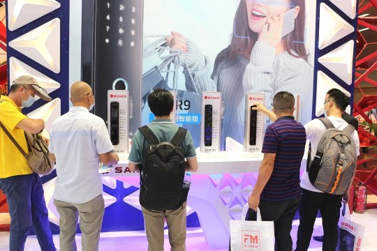 櫻花智能鎖閃耀亮相廣州建博會,并獲葵花獎“行業領導力品牌”等三項大獎 櫻花智能鎖閃耀亮相廣州建博會,并獲葵花獎“行業領導力品牌”等三項大獎